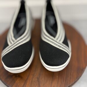 Clarks Cloudsteppers/Breeze Sky Air Slip on Size 7    Black textile-white‎ sole